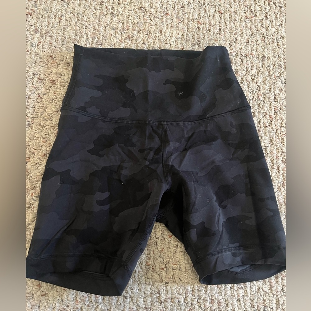 Lululemon black camo biker shorts 4'